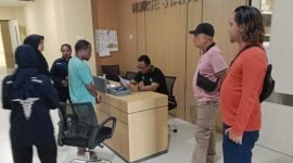 Penyidik dari Unit Reskrim Polsek Mimika Baru (Miru) saat melakukan tahap II kasus pencurian di Jalan Budi Utomo. (Foto: Istimewa/Humas Polsek Miru)