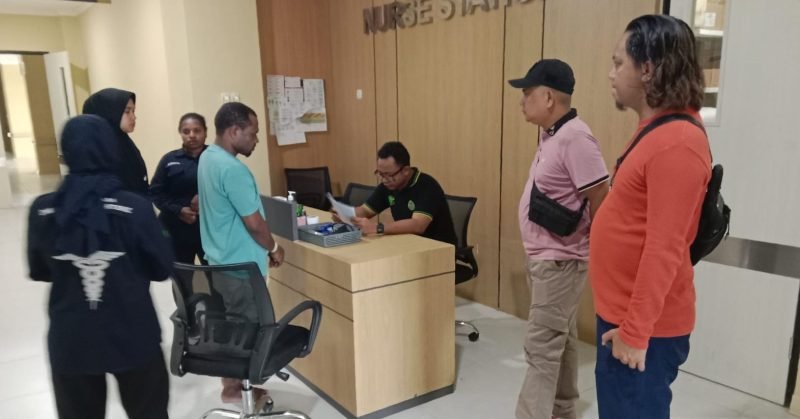 Penyidik dari Unit Reskrim Polsek Mimika Baru (Miru) saat melakukan tahap II kasus pencurian di Jalan Budi Utomo. (Foto: Istimewa/Humas Polsek Miru)
