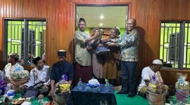 Alexsander Omaleng dan Yusuf Rombe (AIYE), menghadiri perayaan Maulid Nabi Muhammad SAW bersama warga Sunda Banten di Mimika. (Foto: Istimewa/Tim AIYE)