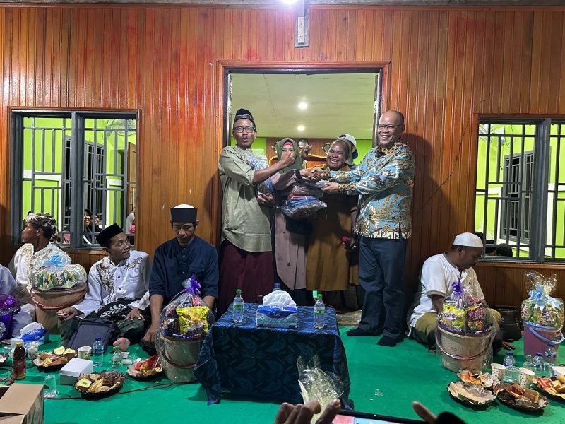 Alexsander Omaleng dan Yusuf Rombe (AIYE), menghadiri perayaan Maulid Nabi Muhammad SAW bersama warga Sunda Banten di Mimika. (Foto: Istimewa/Tim AIYE)