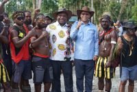 Pasangan AIYE bersama masyarakat Kwamki Narama. (Foto: Istimewa/Tim AIYE)