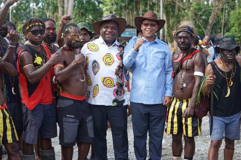 Pasangan AIYE bersama masyarakat Kwamki Narama. (Foto: Istimewa/Tim AIYE)
