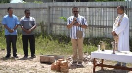 Penjabat Bupati Mappi, Michael R. Gomar, membawakan sambutan dalam kegiatan peletakan batu pertama pembangunan Taman Doa Gua Maria Gereja Paroki St. Yakobus Rasul di Kota Kepi, Kabupaten Mappi, Papua Selatan, Sabtu (21/9/2024). (Foto: Istimewa/Humas Pemda Mappi)