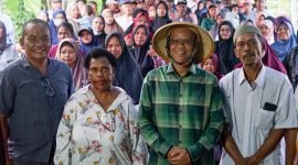 Foto bersama bakal calon Wakil Bupati Mimika, Yusuf Rombe, dengan para petani di Kelurahan Wonosari Jaya SP 4, Distrik Wania pada Sabtu (21/9/2024). (Foto: Istimewa/AIYE)