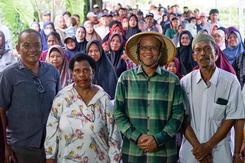 Foto bersama bakal calon Wakil Bupati Mimika, Yusuf Rombe, dengan para petani di Kelurahan Wonosari Jaya SP 4, Distrik Wania pada Sabtu (21/9/2024). (Foto: Istimewa/AIYE)