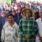 Foto bersama bakal calon Wakil Bupati Mimika, Yusuf Rombe, dengan para petani di Kelurahan Wonosari Jaya SP 4, Distrik Wania pada Sabtu (21/9/2024). (Foto: Istimewa/AIYE)