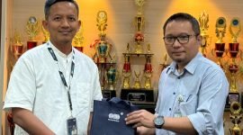 Foto bersama Kepala PT SUCOFINDO Cabang Timika, Djoko Julianto bersama Ditektur RSUD Mimika, dr. Antonius Pasulu. (Foto: Istimewa)