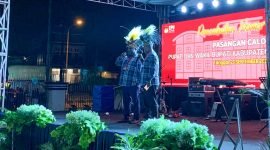 Alexander Omaleng dan Yusuf Rombe (AIYE) di panggung sedang menyampaikan sambutan. (Foto: Galeri Papua/Wahyu)
