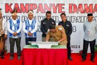 Penjabat (Pj) Bupati Kabupaten Mappi, Provinsi Papua Selatan, Michael R. Gomar, menghadiri rapat pleno terbuka pengundian dan penetapan nomor urut pasangan calon Bupati dan Wakil Bupati Mappi. (Foto: Istimewa/Humas Pemda Mappi)