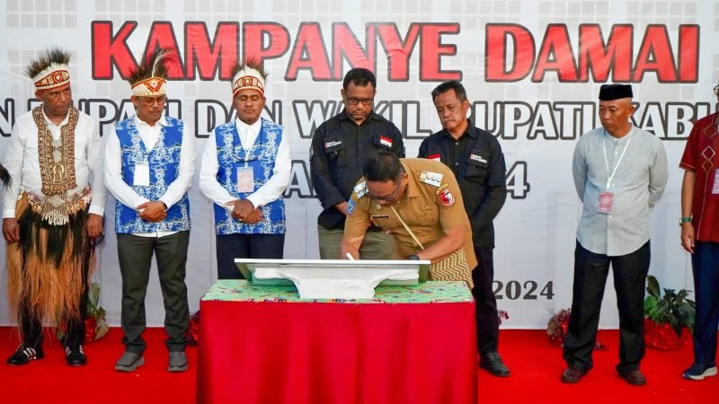 Penjabat (Pj) Bupati Kabupaten Mappi, Provinsi Papua Selatan, Michael R. Gomar, menghadiri rapat pleno terbuka pengundian dan penetapan nomor urut pasangan calon Bupati dan Wakil Bupati Mappi. (Foto: Istimewa/Humas Pemda Mappi)