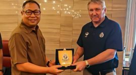 Kepala Operasi Damai Cartenz-2024, Brigadir Jenderal Faizal Ramadhani, menerima apresiasi dari Kepolisian Selandia Baru (New Zealand Police). (Foto: Istimewa/Satgas Humas Operasi Damai Cartenz 2024)