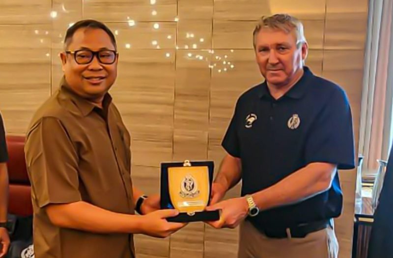 Kepala Operasi Damai Cartenz-2024, Brigadir Jenderal Faizal Ramadhani, menerima apresiasi dari Kepolisian Selandia Baru (New Zealand Police). (Foto: Istimewa/Satgas Humas Operasi Damai Cartenz 2024)