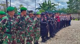 Personel gabungan TNI-Polri saat mengikuti apel siaga pengamanan Deklarasi Pilkada Damai di Lapangan Petrosea, Jalan WR Supratman, Timika, Papua Tengah, Rabu (25/9/2024). (Foto: Galeri Papua/Endy Langobelen)