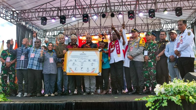 Foto bersama kegiatan Deklarasi Pilkada Damai yang digelar oleh KPU Mimika di di Lapangan Petrosea, Jalan WR Supratman, Timika, Papua Tengah, Rabu (25/9/2024). (Foto: Galeri Papua/Endy Langobelen)