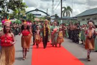 Komandan Kodim 1710/Mimika, Letkol Inf Mochamad Slamet Wijaya, disambut tari-tarian saat tiba di Makodim 1710/Mimika, Jalan Agimuga, Mike 32, Timika, Papua Tengah, Kamis (26/9/2024). (Foto: Galeri Papua/Endy Langobelen)