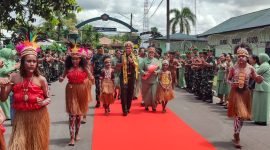 Komandan Kodim 1710/Mimika, Letkol Inf Mochamad Slamet Wijaya, disambut tari-tarian saat tiba di Makodim 1710/Mimika, Jalan Agimuga, Mike 32, Timika, Papua Tengah, Kamis (26/9/2024). (Foto: Galeri Papua/Endy Langobelen)