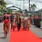 Komandan Kodim 1710/Mimika, Letkol Inf Mochamad Slamet Wijaya, disambut tari-tarian saat tiba di Makodim 1710/Mimika, Jalan Agimuga, Mike 32, Timika, Papua Tengah, Kamis (26/9/2024). (Foto: Galeri Papua/Endy Langobelen)