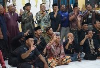 Foto bersama Wakil Bupati Mimika, Yusuf Rombe,  dengan masyarakat pendukungnya dari Persatuan Warga Pati (PWP) Kabupaten Mimika, serta Tim AIYE. (Foto: Istimewa/Tim AIYE)
