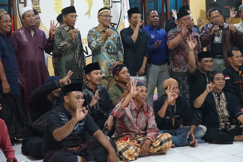 Foto bersama Wakil Bupati Mimika, Yusuf Rombe,  dengan masyarakat pendukungnya dari Persatuan Warga Pati (PWP) Kabupaten Mimika, serta Tim AIYE. (Foto: Istimewa/Tim AIYE)