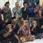 Foto bersama Wakil Bupati Mimika, Yusuf Rombe,  dengan masyarakat pendukungnya dari Persatuan Warga Pati (PWP) Kabupaten Mimika, serta Tim AIYE. (Foto: Istimewa/Tim AIYE)