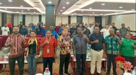 Foto bersama usai pembukaan sosialisasi tentang Peraturan Perundang-undangan Pemberdayaan Tenaga Kerja Orang Asli Papua (OAP) oleh Disnakertrans Mimika. (Foto: Galeri Papua/Wahyu)