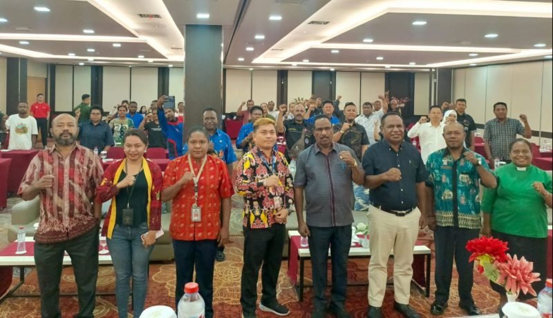 Foto bersama usai pembukaan sosialisasi tentang Peraturan Perundang-undangan Pemberdayaan Tenaga Kerja Orang Asli Papua (OAP) oleh Disnakertrans Mimika. (Foto: Galeri Papua/Wahyu)