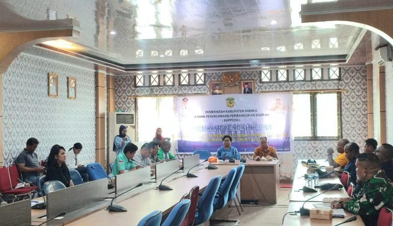 Suasana seminar pendahuluan DOB yang dilaksanakan di ruang rapat Kantor Bappeda Mimika. (Foto: Galeri Papua/Jefri Manehat)