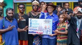 Foto bersama calon Wakil Bupati Mimika, Yusuf Rombe, dengan masyarakat Kwamki Baru, Mimika, Papua Tengah. (Foto: Istimewa/Tim AIYE)