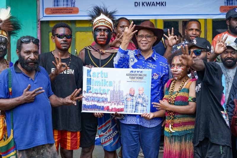 Foto bersama calon Wakil Bupati Mimika, Yusuf Rombe, dengan masyarakat Kwamki Baru, Mimika, Papua Tengah. (Foto: Istimewa/Tim AIYE)
