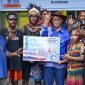 Foto bersama calon Wakil Bupati Mimika, Yusuf Rombe, dengan masyarakat Kwamki Baru, Mimika, Papua Tengah. (Foto: Istimewa/Tim AIYE)