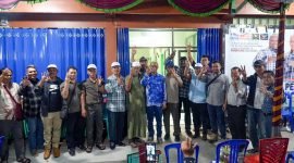 Foto bersama calon Wakil Bupati Mimika, Yusuf Rombe Pasarrin, SAk., dengan warga masyarakat tim pemenangan di Posko Pemenangan AIYE Dapil 1. (Foto: Istimewa/Tim AIYE)