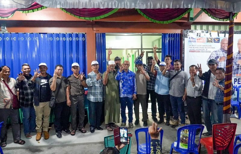 Foto bersama calon Wakil Bupati Mimika, Yusuf Rombe Pasarrin, SAk., dengan warga masyarakat tim pemenangan di Posko Pemenangan AIYE Dapil 1. (Foto: Istimewa/Tim AIYE)