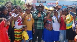 Foto bersama calon Bupati Mimika, Alexsander Omaleng, dengan masyarakat Amungme. (Foto: Istimewa/Tim AIYE)