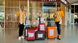 Garselo Ambiop (kiri), dan Ocean Chelsea Laura Nussi (kanan) saat berada di Bandara Mozes Kilangin Timika untuk berangkat mengikuti PPKN mewakili Provinsi Papua Tengah. (Foto: Galeri Papua/Wahyu)