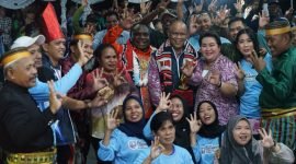 Foto bersama Calon Bupati dan Wakil Bupati Miliki, Alexsander Omaleng dan Yusuf Rombe, dengan para relawan dari AIYE Community. (Foto: Tim AIYE)