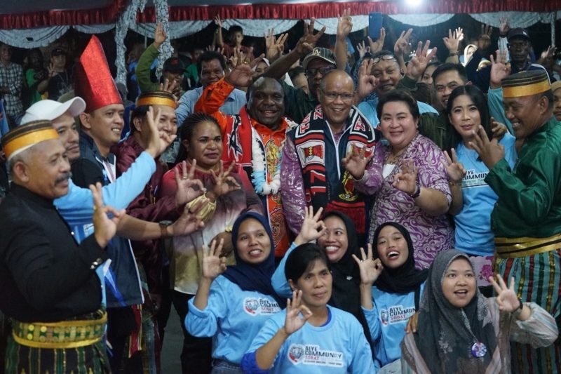 Foto bersama Calon Bupati dan Wakil Bupati Miliki, Alexsander Omaleng dan Yusuf Rombe, dengan para relawan dari AIYE Community. (Foto: Tim AIYE)