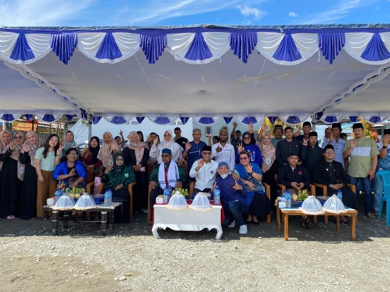 Foto bersama Calon Wakil Bupati Mimika, Yusuf Rombe, dengan masyarakat Griya Intan 1, RT 21, Kelurahan Pasar Sentral.  (Foto: Istimewa/Tim AIYE)