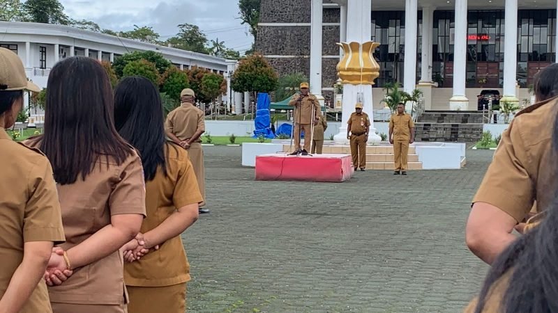 Pj Sekda Mimika saat memimpin apel gabungan OPD di halaman Kantor Pusat Pemerintahan Kabupaten Mimika, Senin (30/9/2024). (Foto: Galeri Papua/Wahyu)
