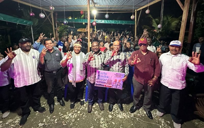 Foto bersama AIYE dan para pendukung dari Kampung Nawaripi. (Foto: Istimewa/Tim AIYE)