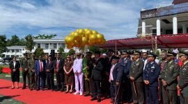 Momen pelepasan balon Launching HUT Mimika di halaman kantor Pusat Pemerintahan Kabupaten Mimika, Selasa (1/10/2024). (Foto: Galeri Papua/Wahyu)
