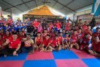 Foto bersama Calon Wakil Bupati Mimika, Yusuf Rombe, dengan para atlet dari Goldy Meart Muaythai Camp. (Foto: Istimewa/AIYE)