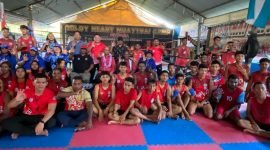 Foto bersama Calon Wakil Bupati Mimika, Yusuf Rombe, dengan para atlet dari Goldy Meart Muaythai Camp. (Foto: Istimewa/AIYE)