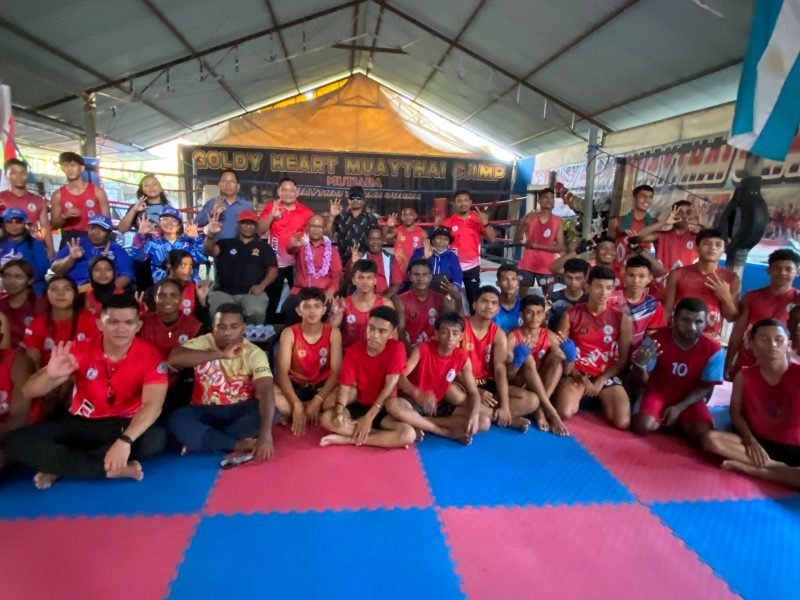 Foto bersama Calon Wakil Bupati Mimika, Yusuf Rombe, dengan para atlet dari Goldy Meart Muaythai Camp. (Foto: Istimewa/AIYE)