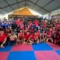 Foto bersama Calon Wakil Bupati Mimika, Yusuf Rombe, dengan para atlet dari Goldy Meart Muaythai Camp. (Foto: Istimewa/AIYE)