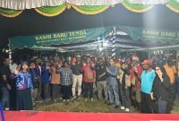 Foto bersama Calon Wakil Bupati Mimika, Yusuf Rombe, dengan warga SP1. (Foto: Istimewa/Tim AIYE)