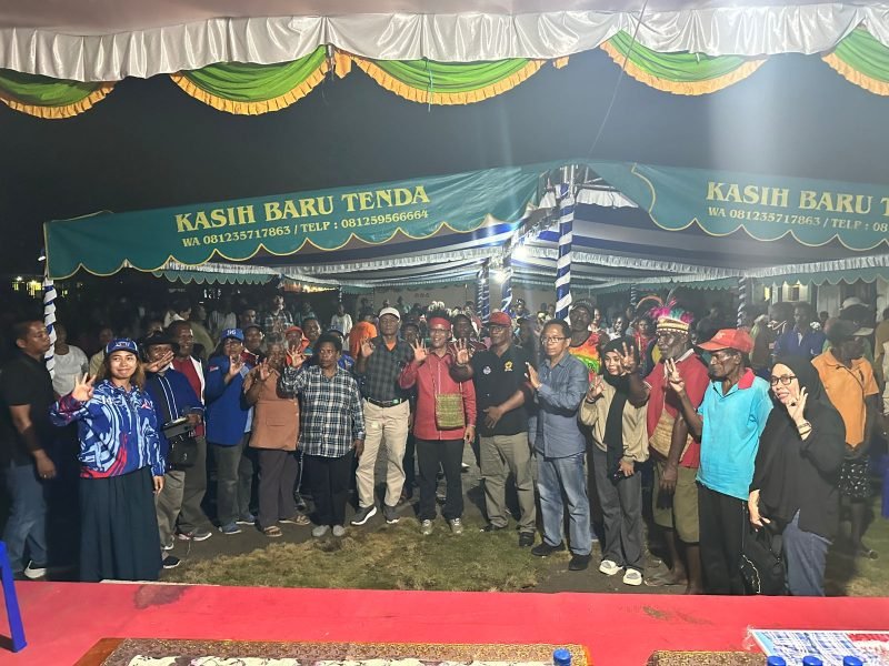 Foto bersama Calon Wakil Bupati Mimika, Yusuf Rombe, dengan warga SP1. (Foto: Istimewa/Tim AIYE)