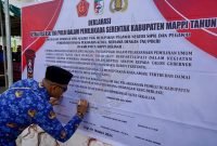 Penandatanganan oleh Pj. Bupati Mappi, Dr. Michael R. Gomar S.STP.,M.Si. (Foto: Istimewa/Humas Pemda Mappi)