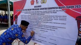 Penandatanganan oleh Pj. Bupati Mappi, Dr. Michael R. Gomar S.STP.,M.Si. (Foto: Istimewa/Humas Pemda Mappi)