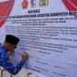 Penandatanganan oleh Pj. Bupati Mappi, Dr. Michael R. Gomar S.STP.,M.Si. (Foto: Istimewa/Humas Pemda Mappi)