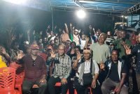 Foto bersama Calon Wakil Bupati Mimika, Yusuf Rombe, dengan para pendukung dari Keluarga Nusantara Nawaripi. (Foto: Istimewa/Tim AIYE)